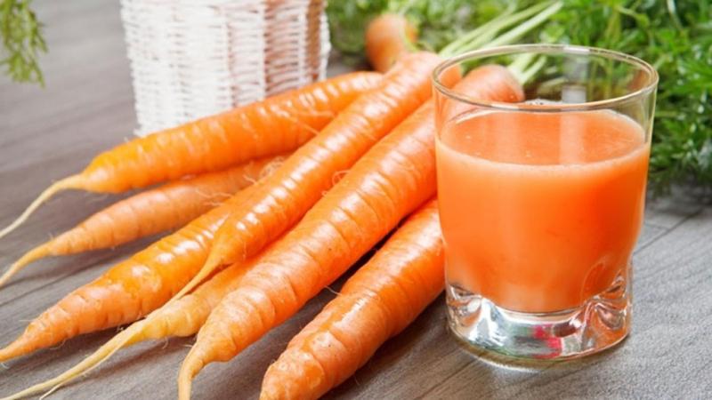 Trong cà rốt có chứa nhiều vitamin A, C và một số vitamin nhóm B có tác dụng hỗ trợ và điều trị một số bệnh về đường ruột, tim mạch giúp ngăn ngừa các triệu chứng xơ cứng động mạch, đột quỵ…
