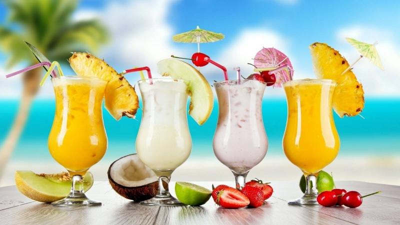 Fresh fruit juice effectively cools down and is nutritious