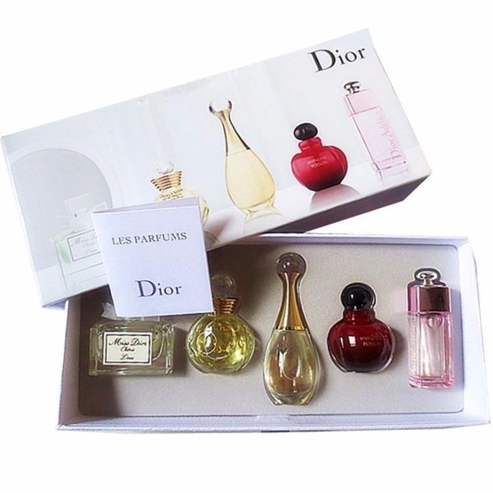 Một set 5 loại nước hoa mini của Dior, gọn nhẹ, tiện lợi, dễ mang theo