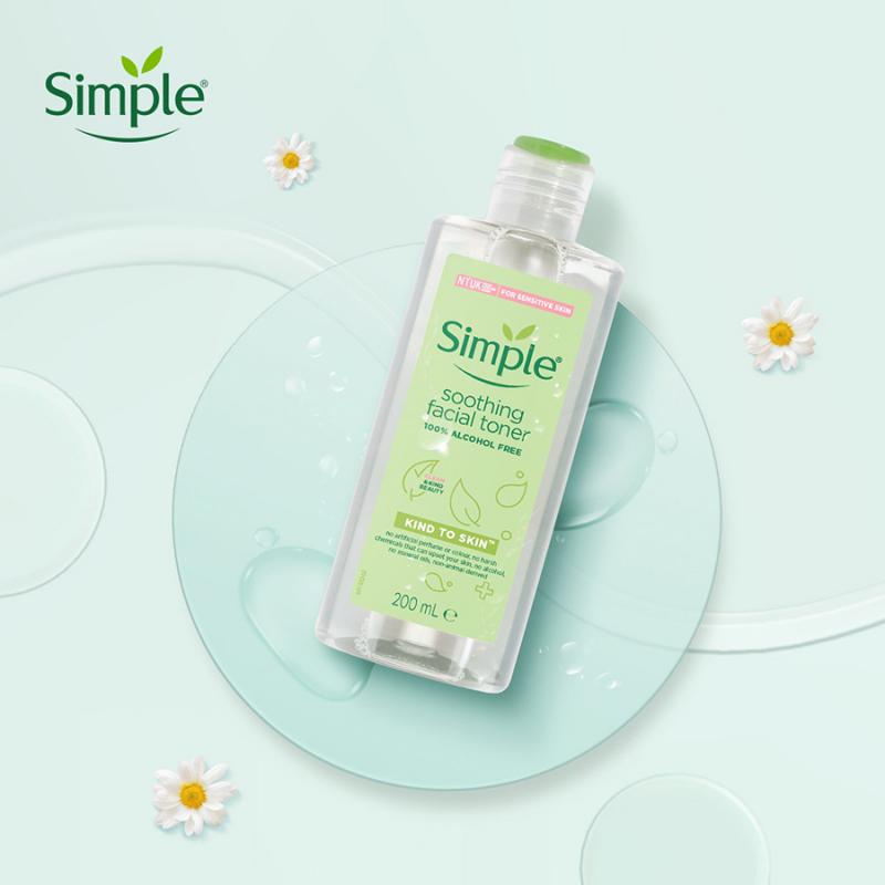 Nước hoa hồng Simple Toner làm dịu và cân bằng độ ẩm cho da