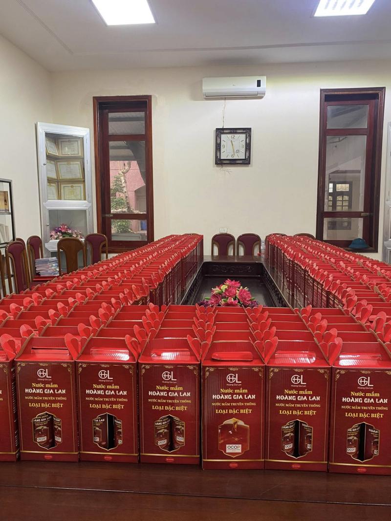 Nước mắm Hoàng Gia Lan