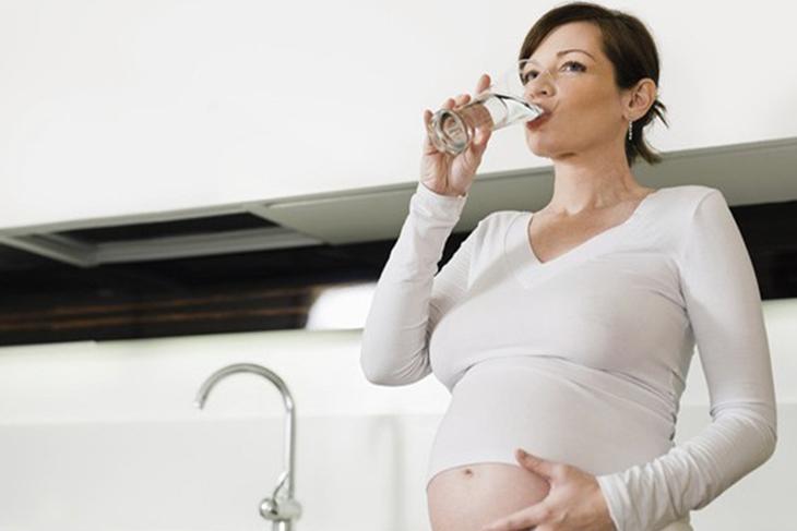 Nước tinh khiết, nước lọc giúp mẹ bầu giảm đau và dễ sinh con