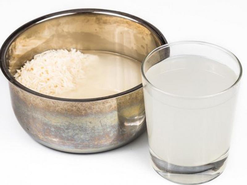 Nước vo gạo chứa vitamin B tốt cho da