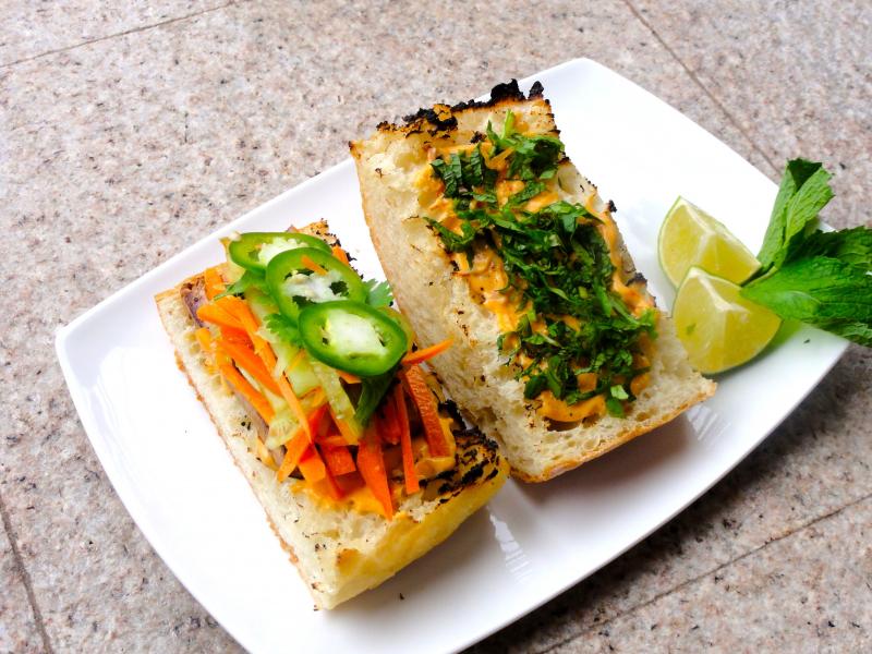 Bánh mì bẻ đôi (ảnh minh họa)