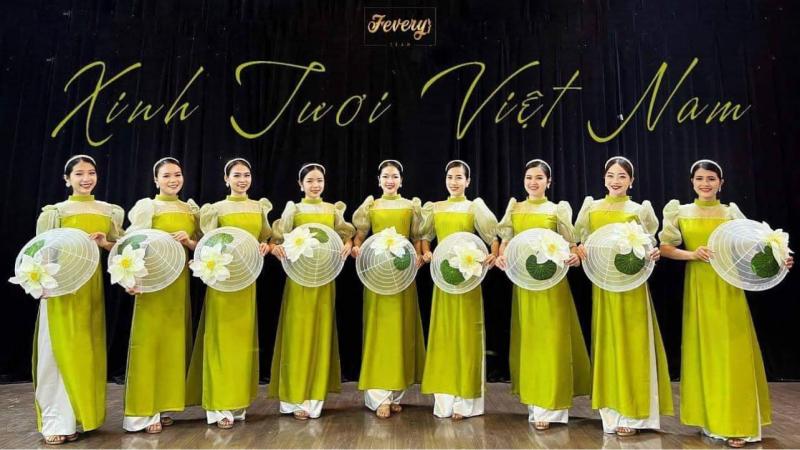 Trang phục biểu diễn Oanh Tròn