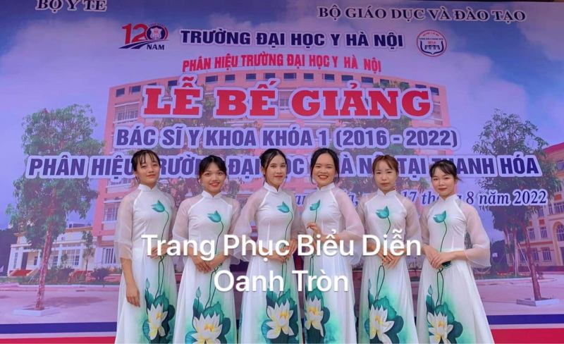 Trang phục biểu diễn Oanh Tròn