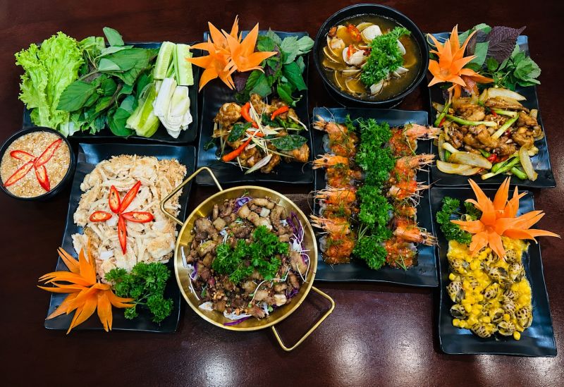 Gỏi Cá Mai và các món ốc, hải sản tươi sống được chế biến hấp dẫn.