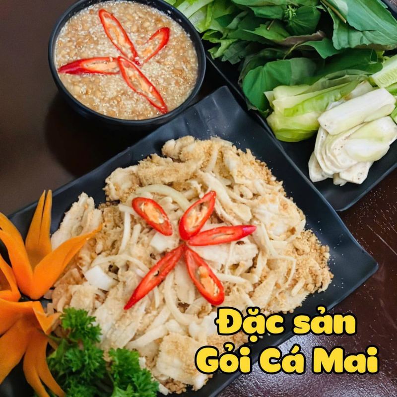 Gỏi Cá Mai được ăn kèm rau sống, chuối chát, khế chua và nước chấm béo bùi từ mè, đậu phộng.