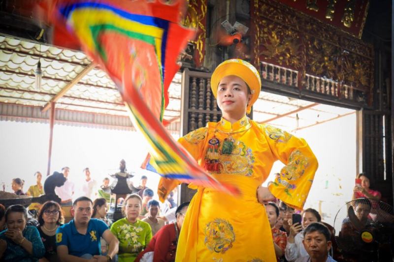 Những người sát căn ông Mười thì thường hào hoa phong nhã, văn võ song toàn đặc biệt là văn chương rất giỏi