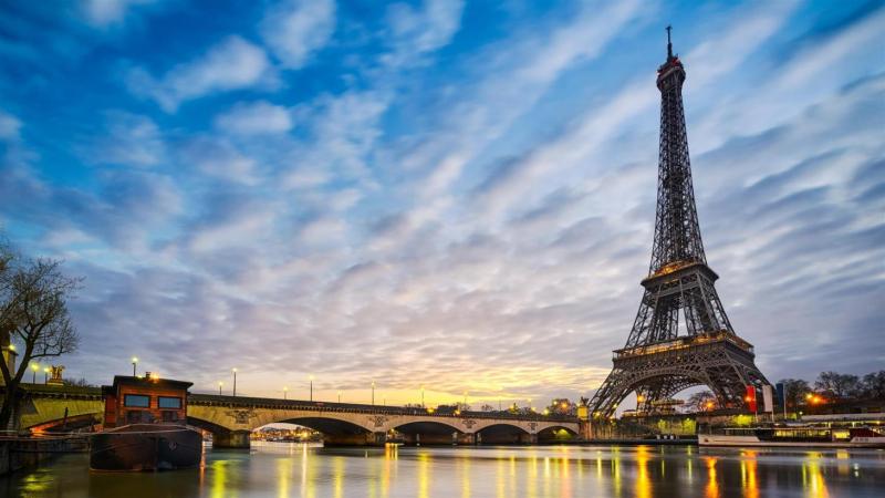Tháp Eiffel ở thủ đô Paris (Pháp)