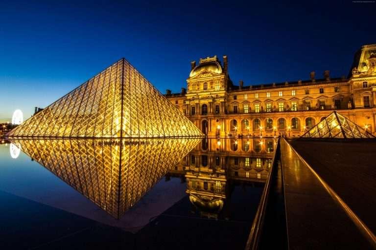 Bảo tàng Louvre nổi tiếng ở Paris