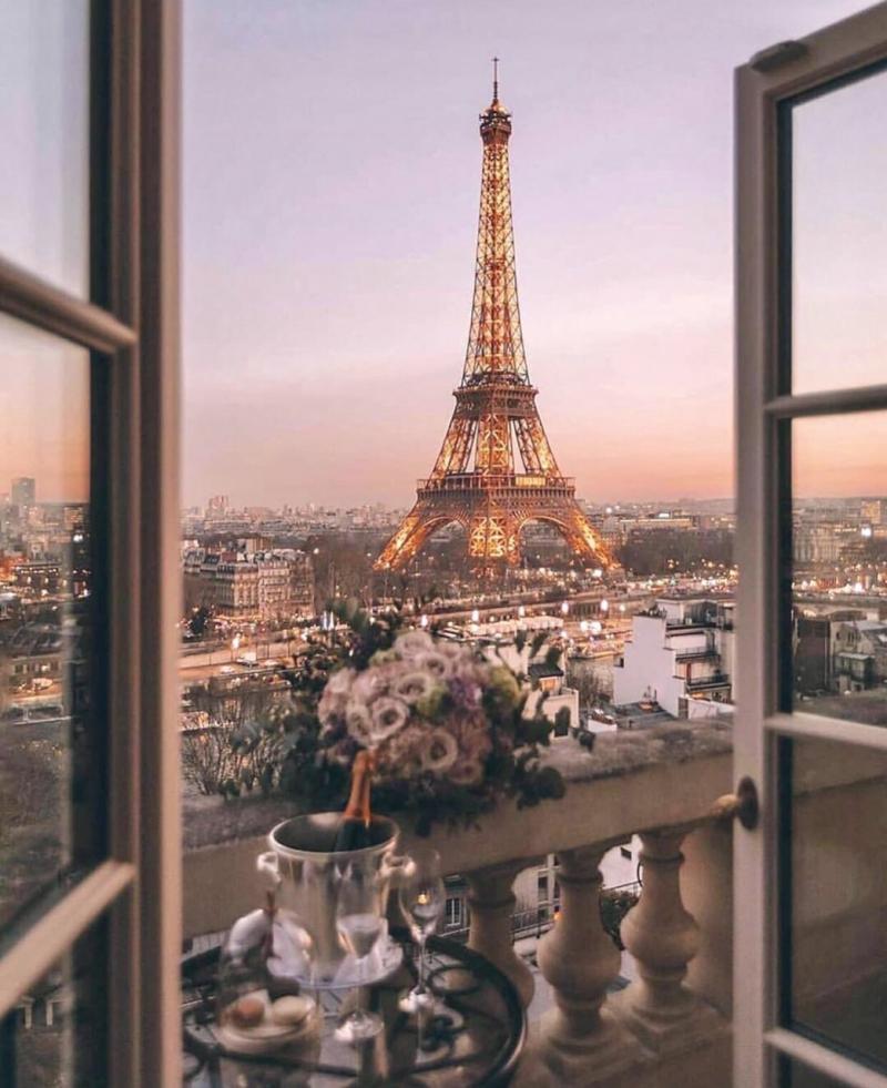 Tháp Eiffel nổi tiếng