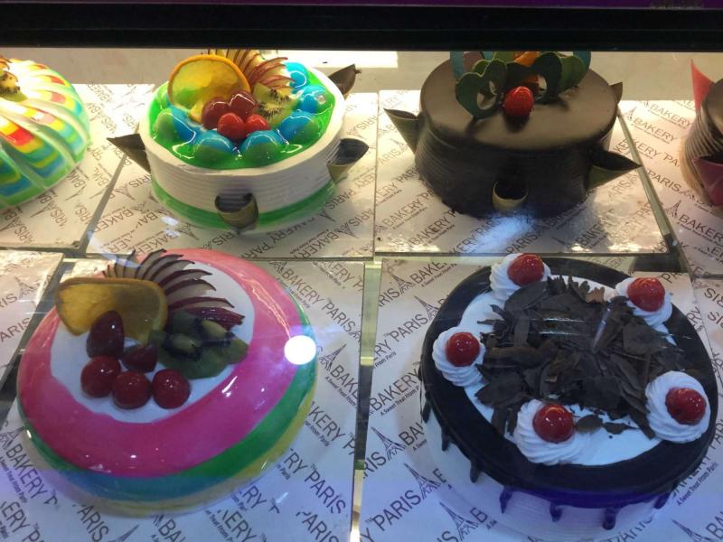 Ở cửa hàng bánh ngọt này, bạn có thể chọn bánh truyền thống, cupcake, bánh Âu,… cho ngày sinh nhật của mình hay bạn bè.