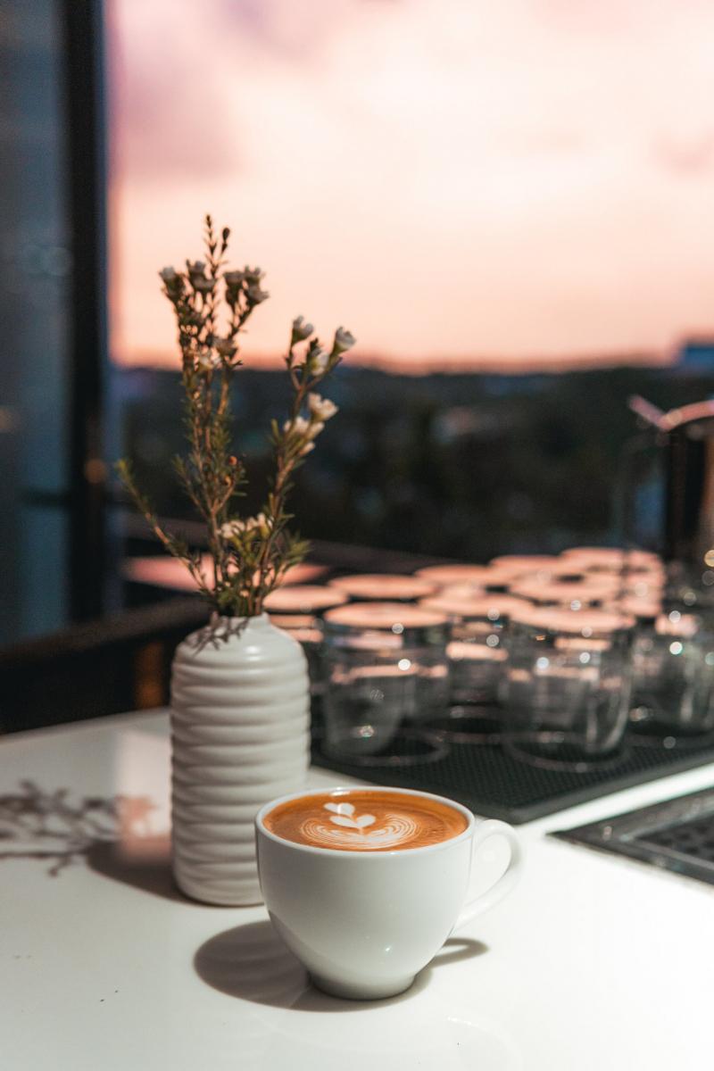 Chill cafe: Quán cà phê chill là nơi lý tưởng để tự thưởng cho bản thân sau một ngày dài làm việc căng thẳng. Thiết kế đơn giản và không gian yên tĩnh sẽ giúp bạn thư giãn và tìm lại sự cân bằng. Xem hình ảnh để cảm nhận được sự thoải mái tại Chill cafe.