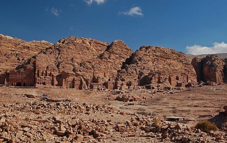 Petra là một thành phố khảo cổ của Jordan