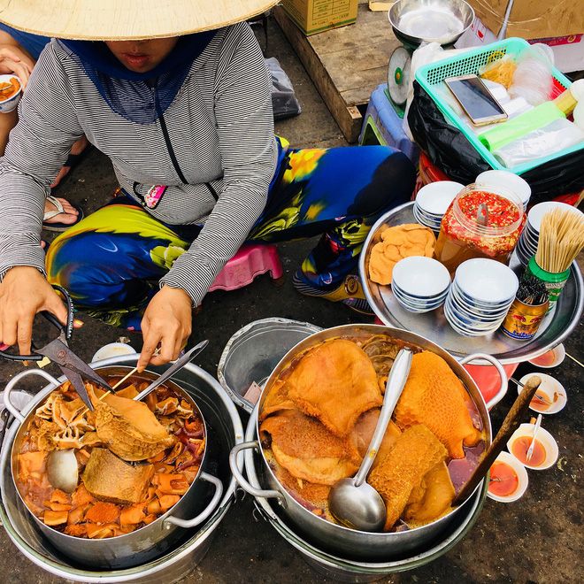 Sài Gòn là nơi nổi tiếng với vô vàn đặc sản đường phố hấp dẫn, từ bánh mì thịt, phở bò tái, đến bánh tráng trộn và trà đá truyền thống. Bạn sẽ được thưởng thức hương vị tuyệt vời của những món ăn đường phố Sài Gòn khi tham quan hình ảnh này.