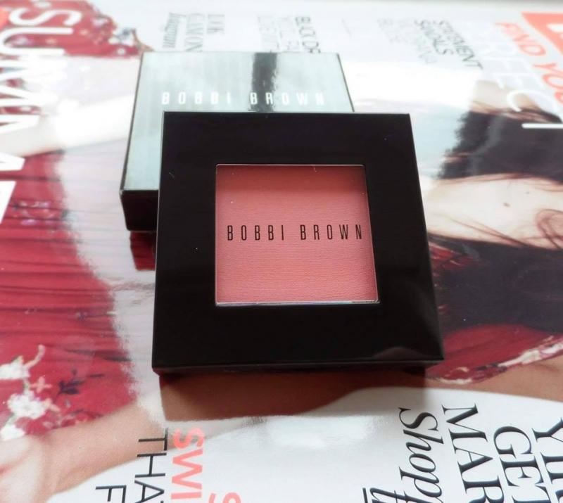 Bobbi Brown Blush là sản phẩm giúp bạn sở hữu gương mặt hồng hào, khỏe mạnh, giúp che đi những khuyết điểm để gương mặt thanh thoát hơn.