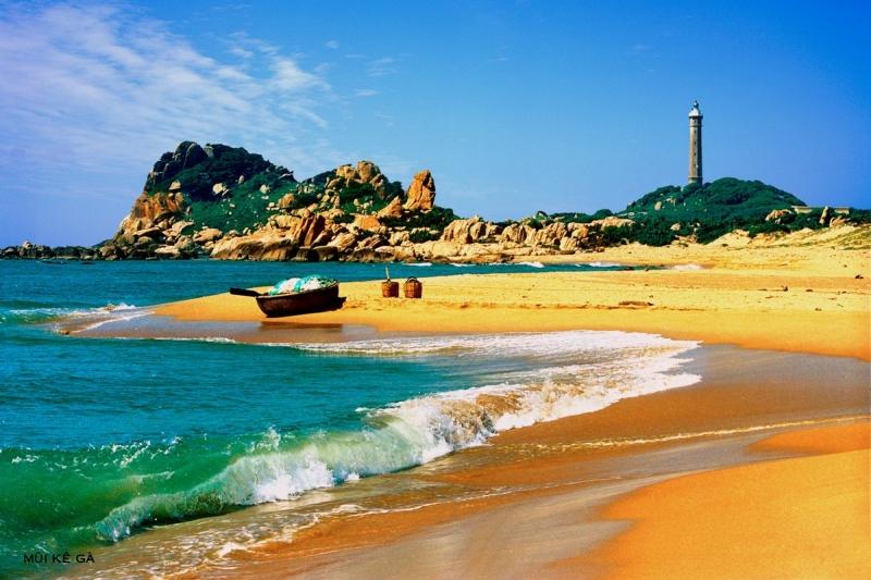 Biển Phan Thiết thơ mộng và đẹp đẽ với biển xanh, cát trắng, nắng vàng