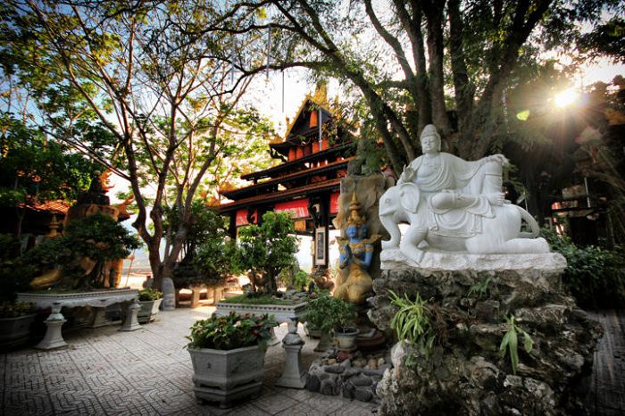 Pháp viện Thánh Sơn – Chùa đất sét độc đáo