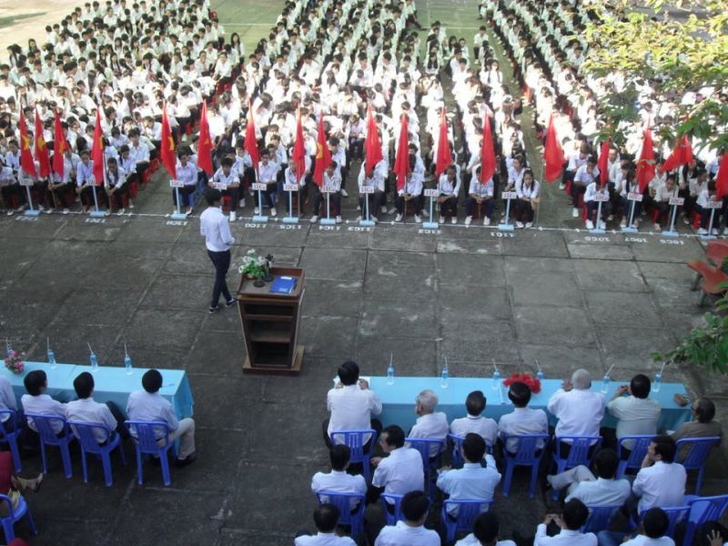 Phê bình trước... toàn trường