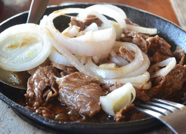 Bistek Tagalog là một món ăn đơn giản và quen thuộc đối với người dân ở phía Tây Philippines.