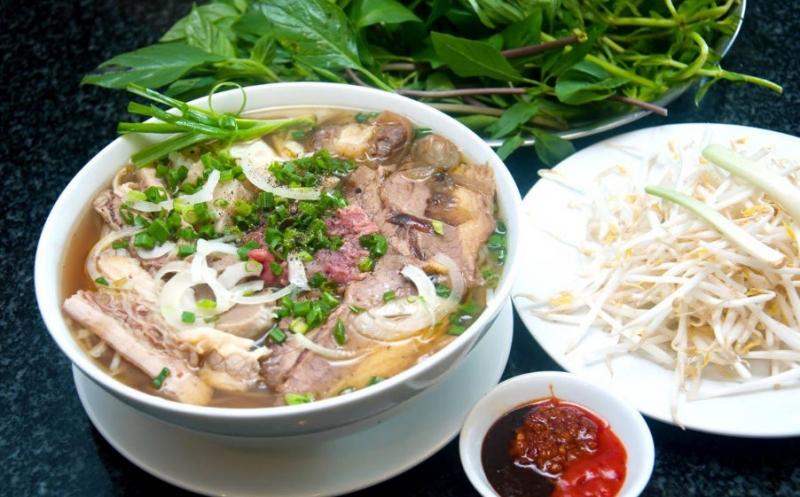 Phở - món ăn quen thuộc của người Hà Nội.