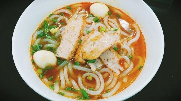 Bánh canh chả cá trên đường Phan Bội Châu