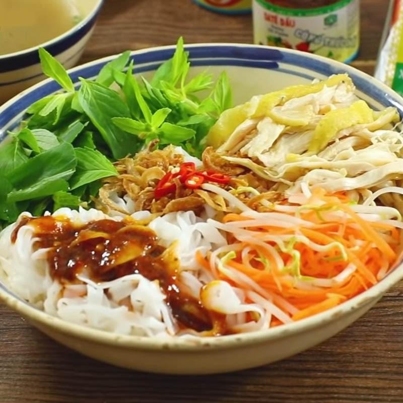 Phở gà trộn sa tế