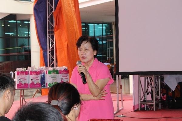 PGS, TS Nguyễn Thị Ngọc Dinh chia sẻ nhiều kinh nghiệm phòng bệnh trong một buổi hội thảo