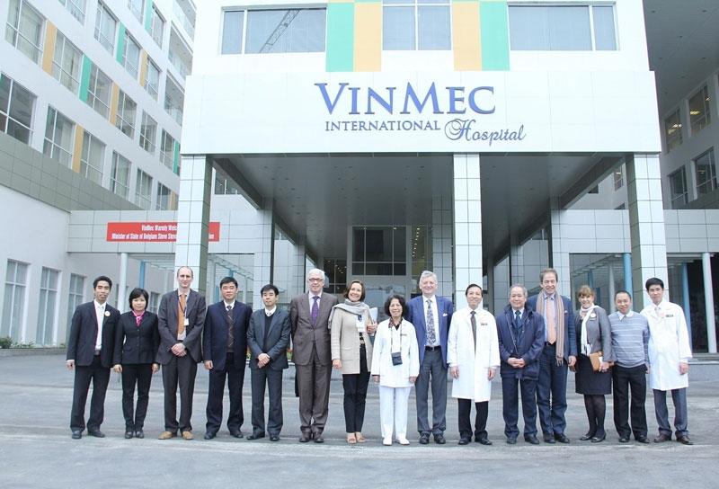 Bác sĩ Ninh Thị Ứng chụp ảnh cùng các bác sĩ tại Bệnh viện Vinmec