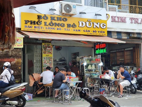 Phở Lòng Bò - Bò Kho Dũng là một quán ăn bình dân