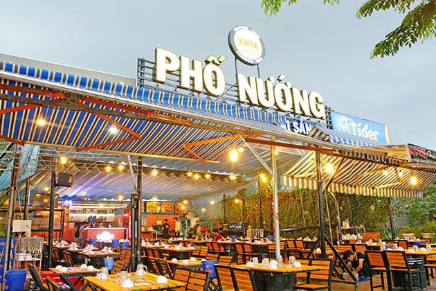 Không gian quán rất rộng rãi, có sức chứa lớn, là địa điểm quen thuộc của những buổi tiệc liên hoan, sinh nhật, gia đình