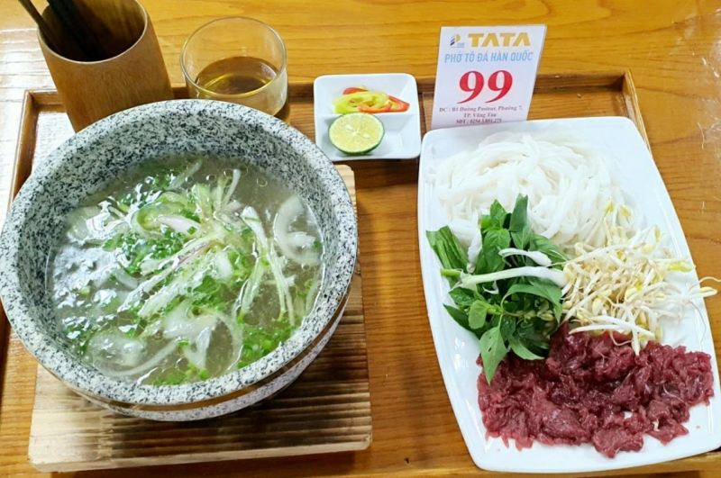 Nước phở và topping được phục vụ tách biệt giúp khách hàng cảm nhận chân thực hơn về độ nóng của món ăn.
