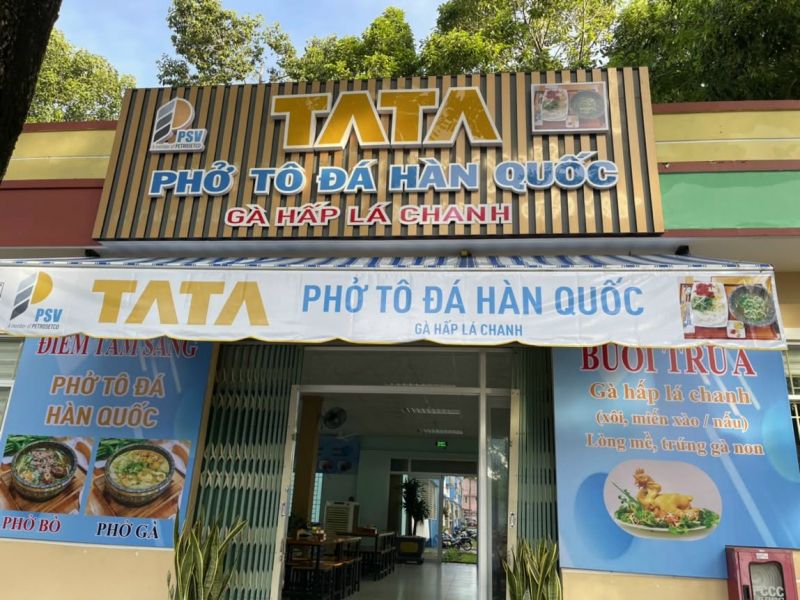 Hình ảnh trước quán Phở Tô Đá Tata