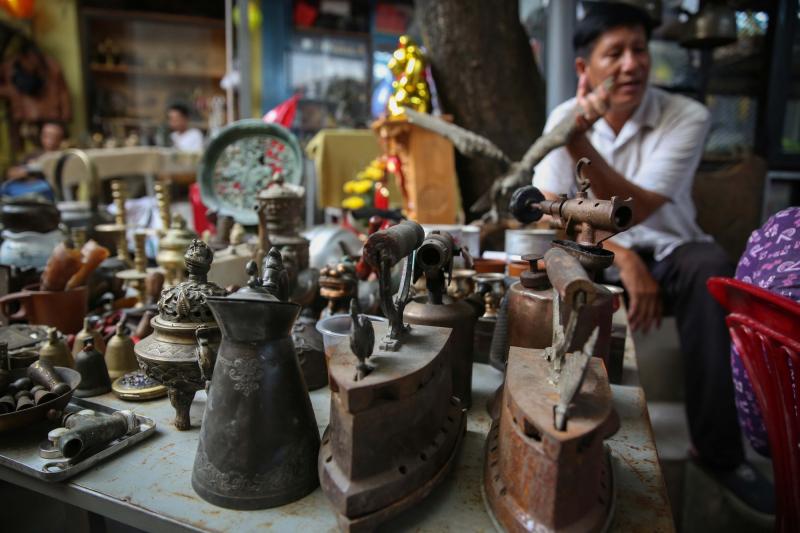 Chợ ve chai Nơ Trang Long  thu hút được nhiều đối tượng yêu thích đồ cổ vì các món hàng đa dạng.
