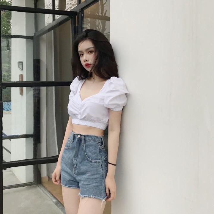 Phối áo croptop tay phồng với quần short