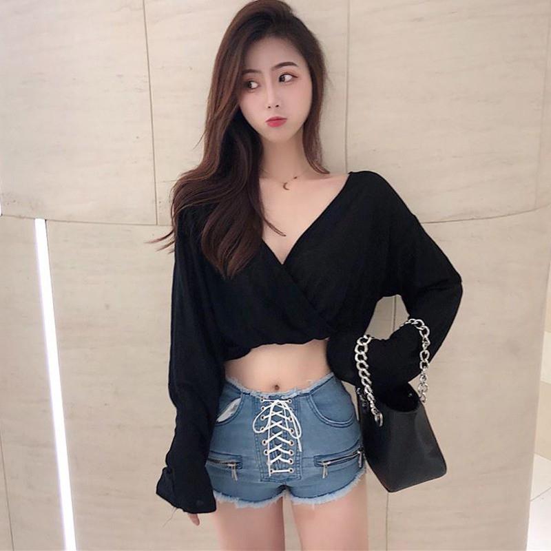 Phối áo croptop tay phồng với quần short