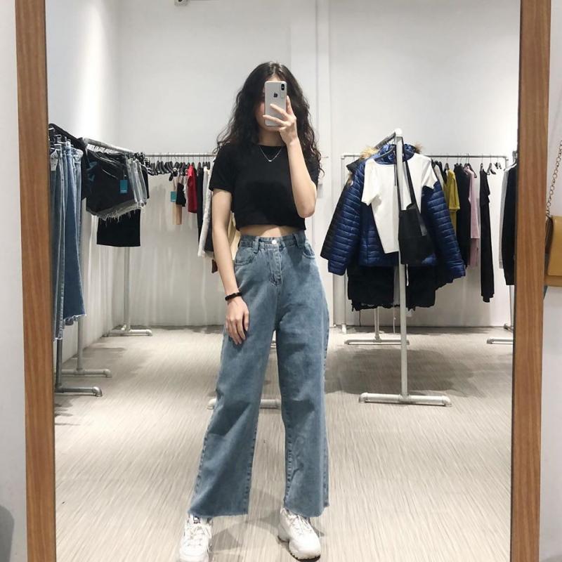 Phối áo croptop với quần dáng rộng