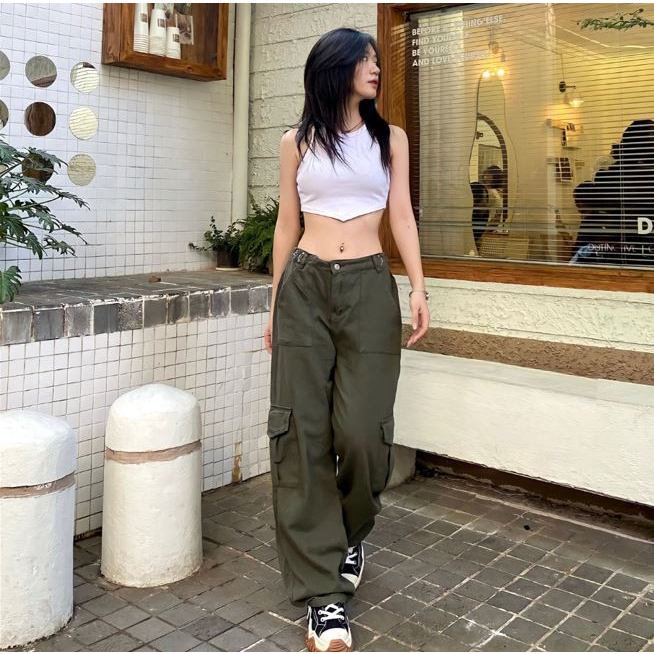 Phối áo croptop với quần túi hộp