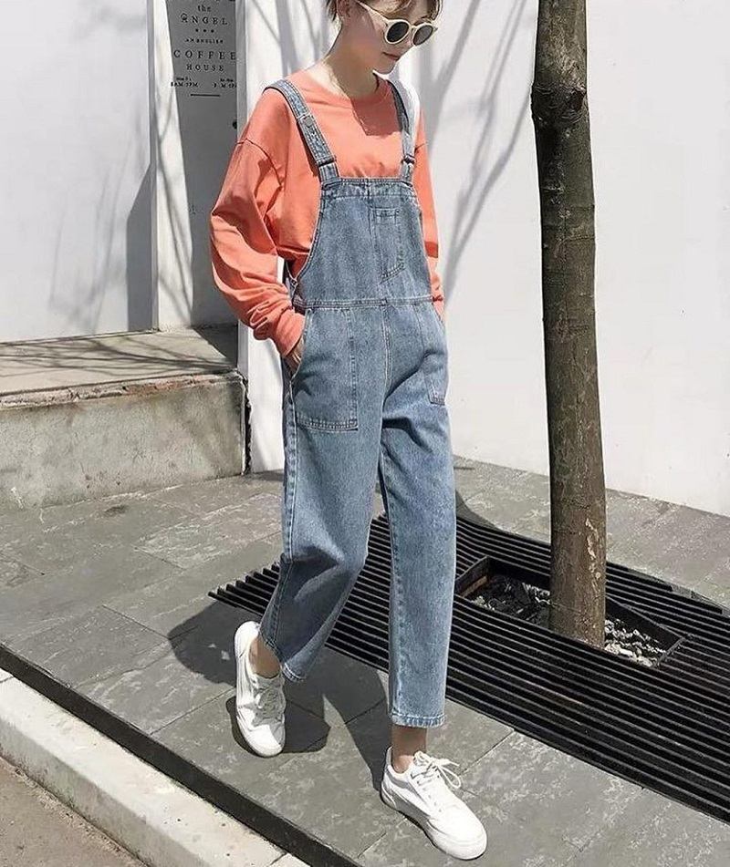 Phối áo sweater và yếm jeans