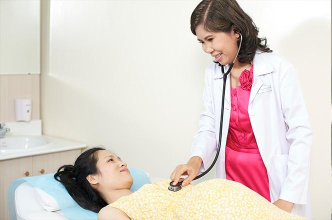 Bác sĩ Song Hà đang siêu âm và ân cần hỏi thăm bệnh nhân