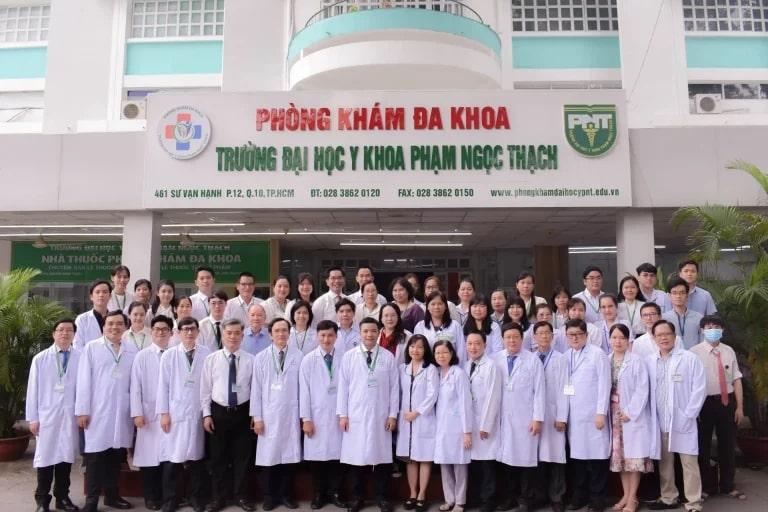 Tập thể y bác sĩ tại bệnh viện