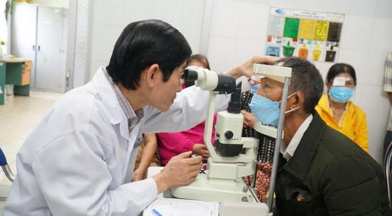 BS Nguyễn Thanh Triết nhận khám chữa bệnh cho người dân