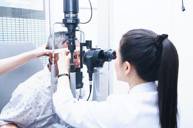 Đi khám mắt thường xuyên để sớm phát hiện các vấn đề về thị lực
