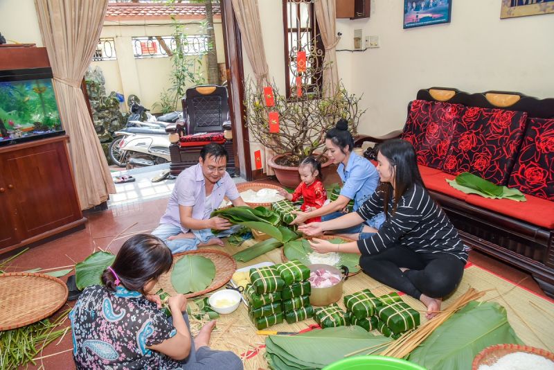 Phong tục gói bánh chưng vào nhưng dịp Tết đến xuân về.