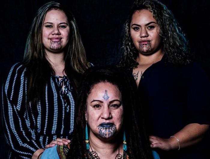 Phụ nữ Maori với những hình xăm trên mặt