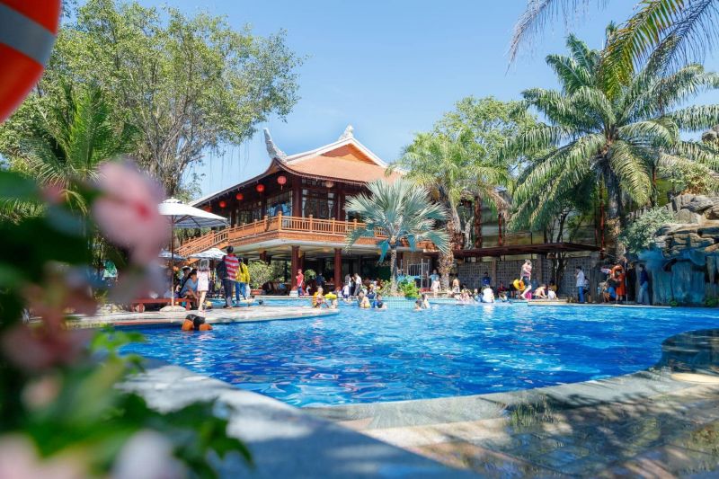 Trải nghiệm mặc áo bà ba, bắt cá đồng tại Phương Nam Resort