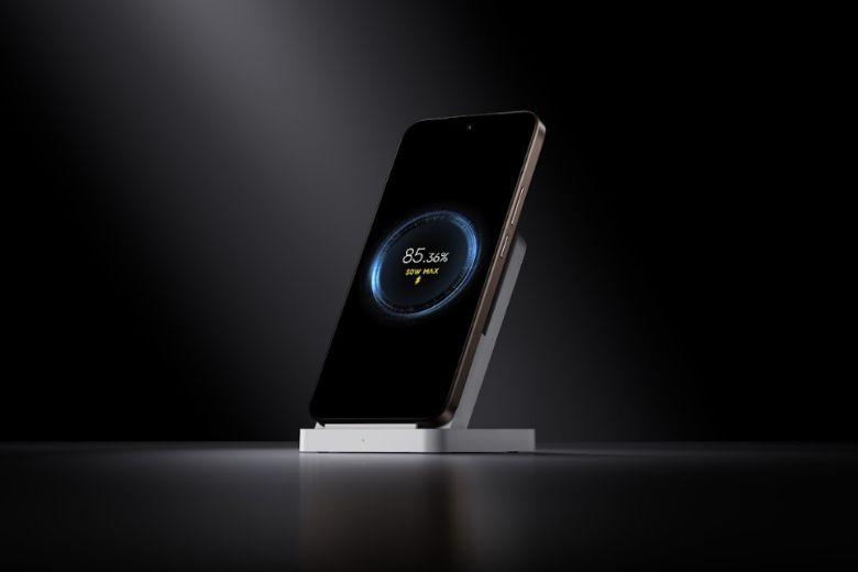 Cùng pin 5500mAh, nhưng bản Pro vượt trội nhờ sạc nhanh 90W và sạc không dây