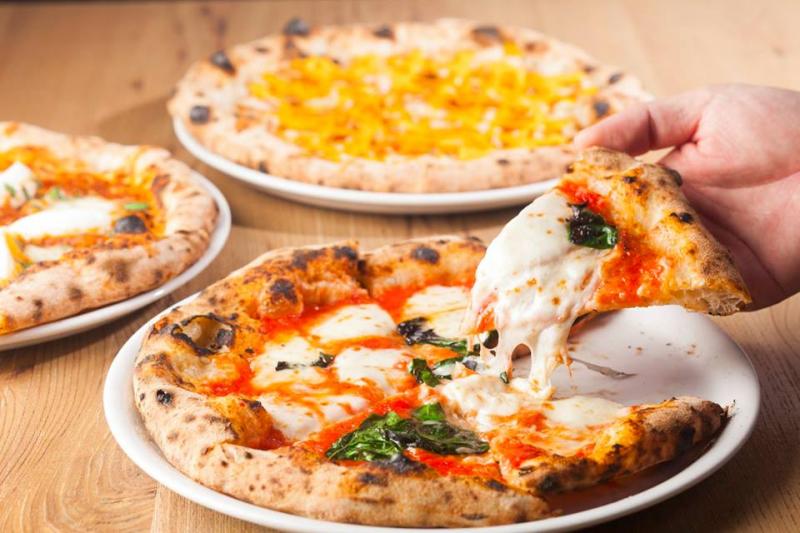 Pizza Logic còn đem đến không gian bếp mở ấn tượng, giúp thực khách có thể quan sát hoạt động của những người thợ làm bánh pizza tài hoa.