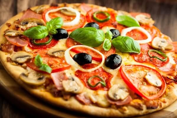 Một trong những nơi đầu tiên sản sinh ra món pizza﻿﻿ là nước Ý.